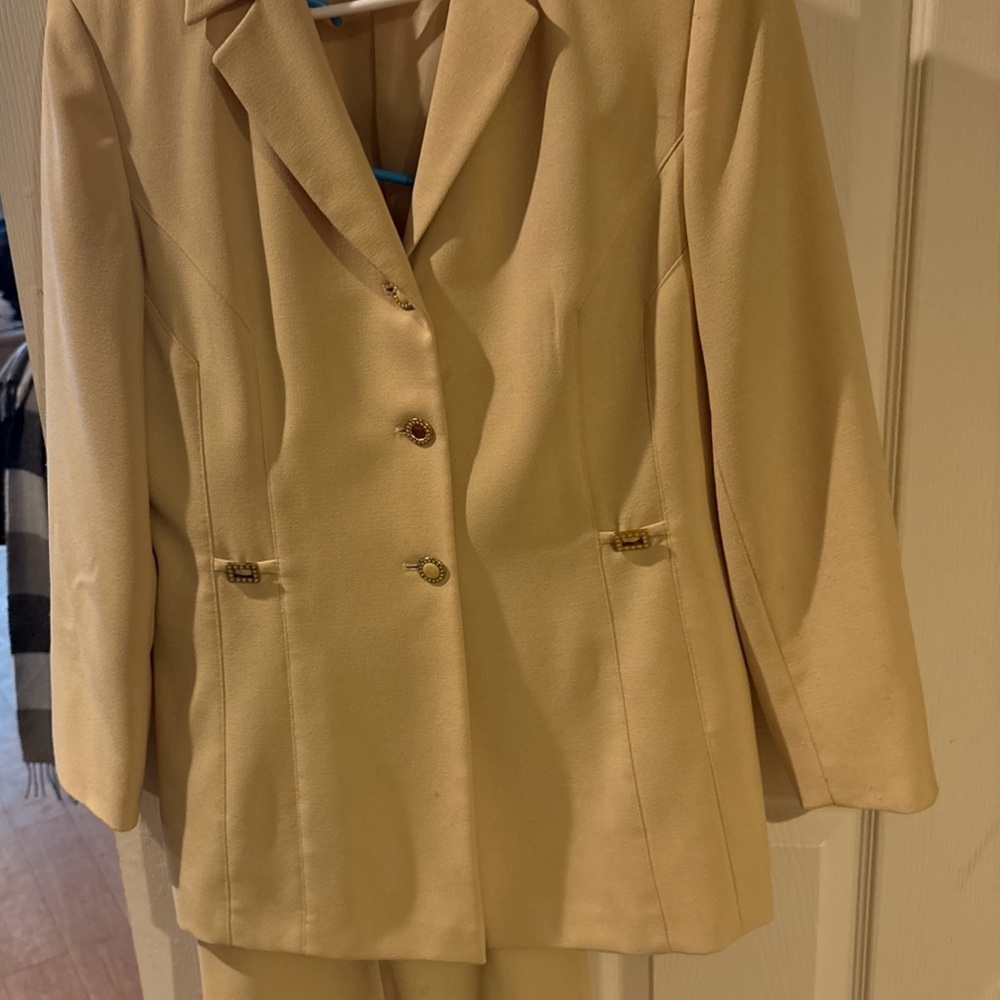Elegant Women's Pantsuit on